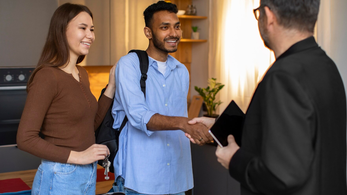 बजट में सैरसपाटे का बेहतरीन ऑप्शन है काउच सर्फिंग, होते हैं कई सारे